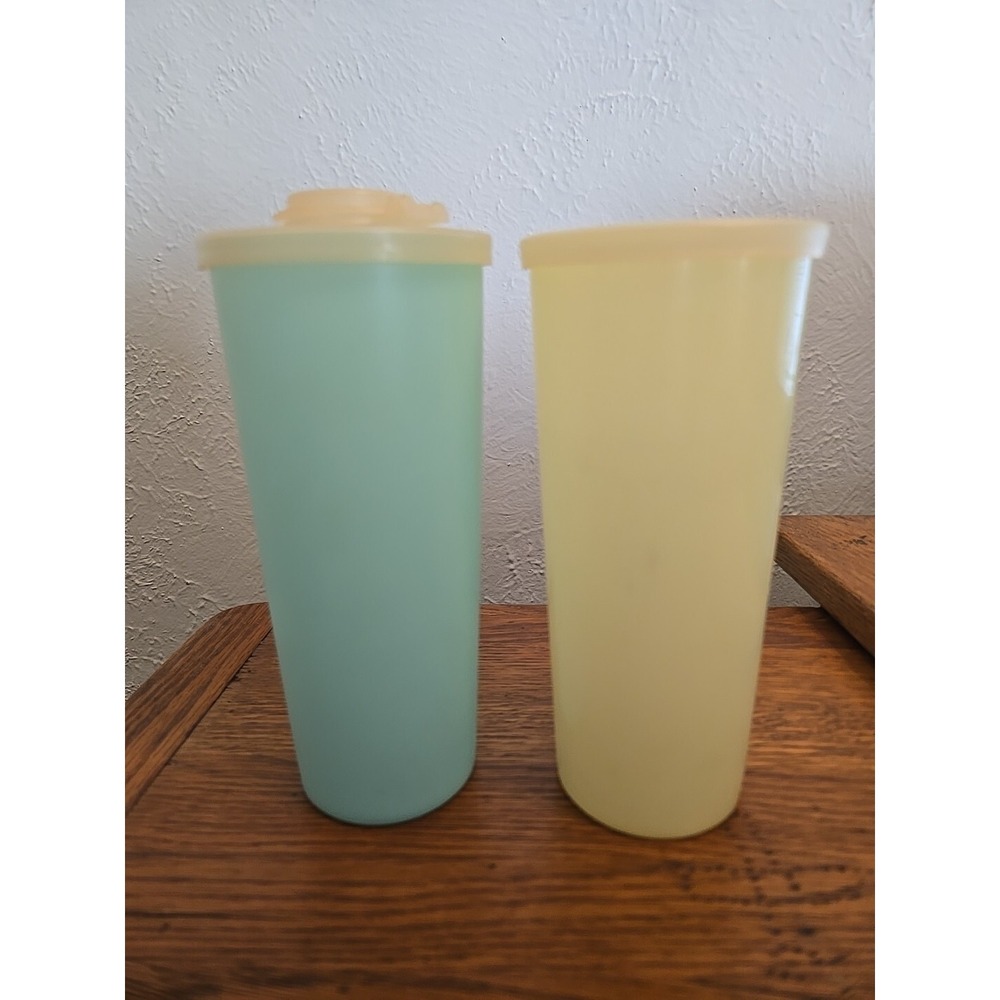 2 Vintage Tupperware 107-56 107-18 Tumblers w/ 307-12 Sprinkler Lid Blue Yellow